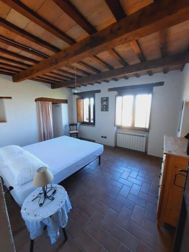 - une grande chambre avec un grand lit et une table dans l'établissement Country House Marche Nascoste, à San Girolamo di Sopra