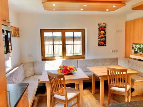 cocina y comedor con mesa y sillas en Chalet Mama, en Pruggern