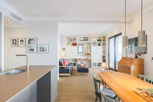 Exceptional brand new flat, 20 m from beach, 85 sq