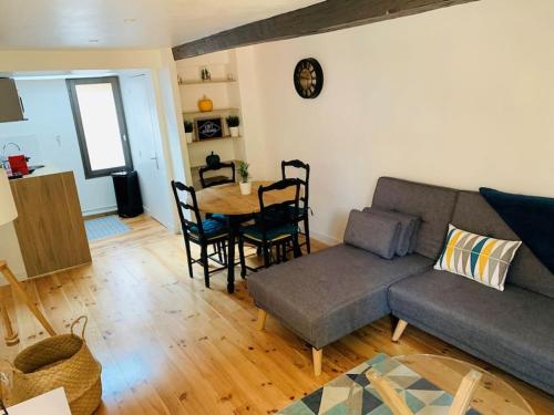 un salon avec un canapé et une table dans l'établissement Petit cocon à 2 pas de la cathédrale&hortillonages, à Amiens
