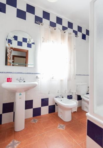 a bathroom with a sink and a toilet at Alojamiento Salas in Burunchel