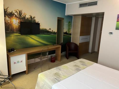 Una televisión o centro de entretenimiento en Hotel Sporting Brugherio