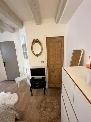 een woonkamer met een deur en een spiegel bij Good Vibes in Grenoble