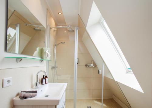 ein Badezimmer mit Dusche und Waschbecken in der Unterkunft Haus Vier Jahreszeiten in Wangerooge