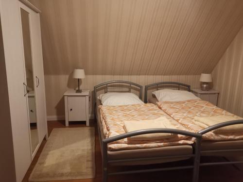 1 Schlafzimmer mit 2 Betten und 2 Nachttischen in der Unterkunft Düsseldorf Messe -Apartment Milan in Düsseldorf