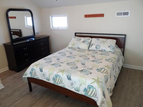 - une chambre avec un lit, une commode et un miroir dans l'établissement 700G-Spotless 2 bed 2 bath condo recently remodeled, à Myrtle Beach