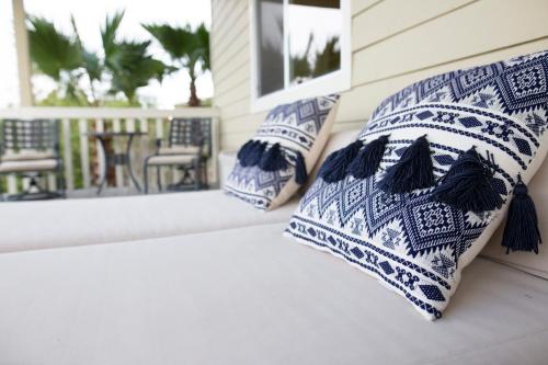 1 cama con almohadas azules y blancas en el porche en LUXURY - VISTA HOUSE above the clouds!, en San Luis Obispo