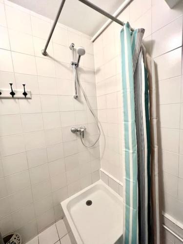 une salle de bain avec une douche avec un rideau de douche dans l'établissement Destination Versailles, à Versailles