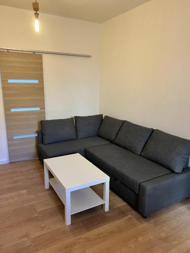 un salon avec un canapé et une table dans l'établissement Studio neuf Centre Ville #17, à La Seyne-sur-Mer