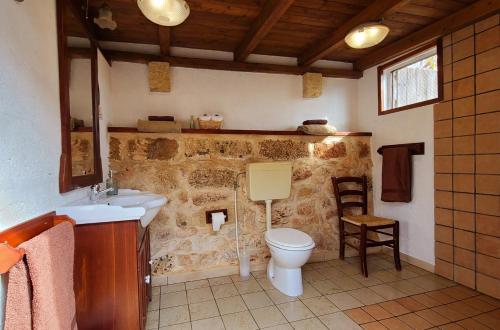 een badkamer met een wit toilet en een wastafel bij Villa Anna Salento in Presicce