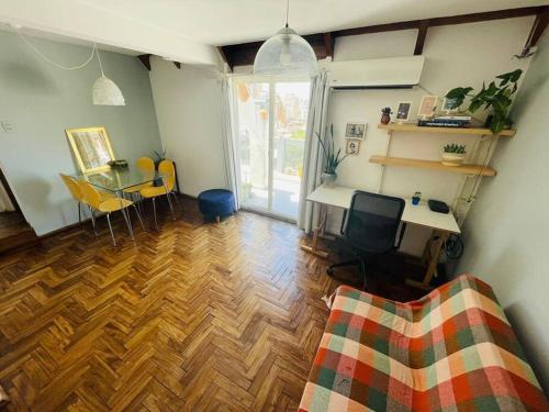 sala de estar con suelo de madera y escritorio en Departamento con balcón estilo escandinavo Zona centro en Córdoba