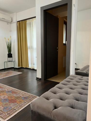 een woonkamer met een bank voor een deur bij AGO Studio in Boekarest