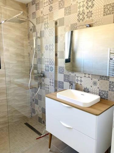 une salle de bain avec un lavabo et une douche dans l'établissement L'Océane Villa 8 pers. PISCINE CLIM WIFI océan, à Vensac