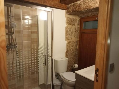 Vonios kambarys apgyvendinimo įstaigoje Casa dos Conchos Sabugueiro Casa com 4 quartos