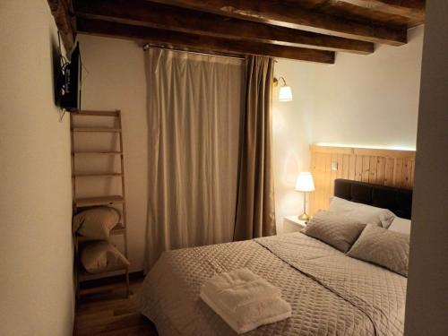 ein Schlafzimmer mit einem Bett mit zwei Handtüchern darauf in der Unterkunft Casa dos Conchos Sabugueiro Casa com 4 quartos in Sabugueiro