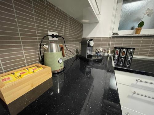 uma cozinha com comodidades para preparar café no balcão em Prestige Apartment Teslic II em Teslic