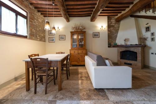 a living room with a table and a couch at La Stalla de La Costa in Asciano