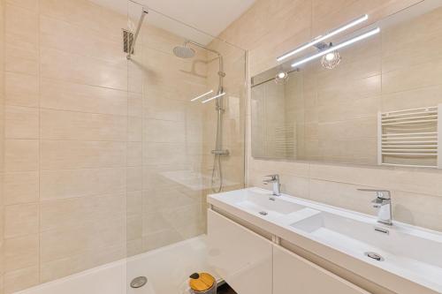 łazienka z umywalką, prysznicem i lustrem w obiekcie Magnificent apartment, 4 bedrooms, fiber wifi w Grenoble