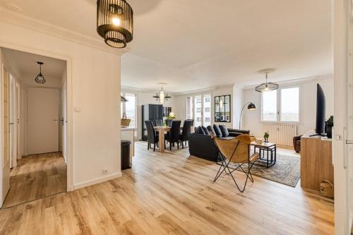 - un salon décloisonné avec un canapé et une table dans l'établissement Magnificent apartment, 4 bedrooms, fiber wifi, à Grenoble
