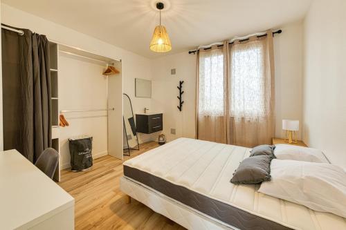 - une chambre avec un grand lit dans l'établissement Magnificent apartment, 4 bedrooms, fiber wifi, à Grenoble