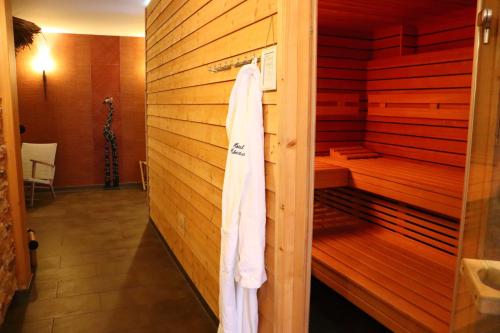 sauna z ręcznikiem wiszącym na ścianie w obiekcie Haus Hubertus w mieście Bad Peterstal-Griesbach