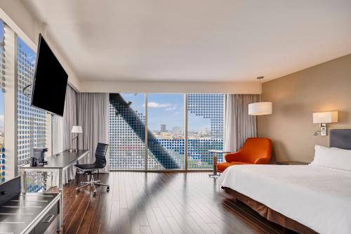 Habitación de hotel con cama y ventana grande en Fiesta Inn Insurgentes Viaducto, en Ciudad de México