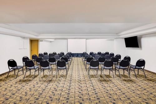 a room with a bunch of chairs in a room at Fiesta Inn Insurgentes Viaducto in Mexico City