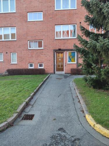 an empty driveway in front of a brick building at Bjergvænget 16, 2400 København in Copenhagen