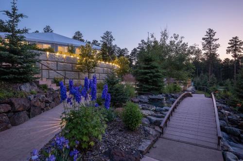 Κήπος έξω από το Summer Creek Inn