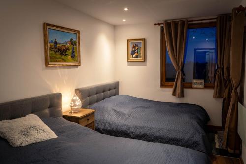 a bedroom with two beds and a window at Kispince Wellness Borbirtok in Böhönye