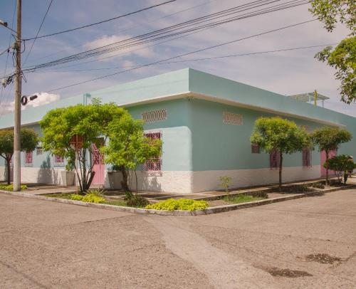 um edifício azul e branco ao lado de uma rua em Casa Celeste Honda em Honda