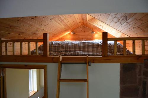 ペンリスにあるThe Railway Weigh Office (Cliburn)の木製天井のドミトリールームの二段ベッド2台分です。