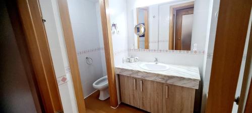 La salle de bains est pourvue d'un lavabo et de toilettes. dans l'établissement Apartment Center Salou near Port Aventura, à Salou