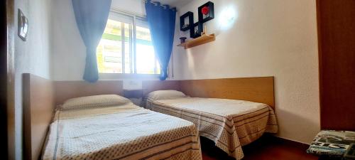 - 2 lits dans une chambre avec fenêtre dans l'établissement Apartment Center Salou near Port Aventura, à Salou