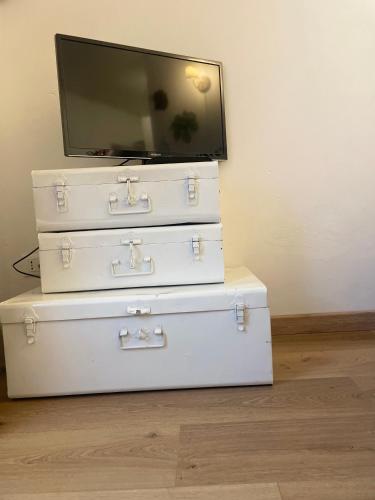 a stack of three suitcases with a tv on top at La Cascina di Bea in Torre Boldone