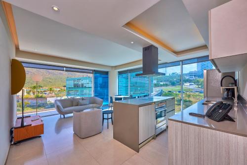 uma cozinha e sala de estar com uma grande janela em Park Life Querétaro em Querétaro