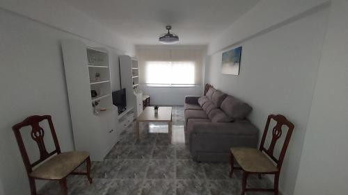 - un salon avec un canapé et deux chaises dans l'établissement PISABEL, à Sanlúcar de Barrameda