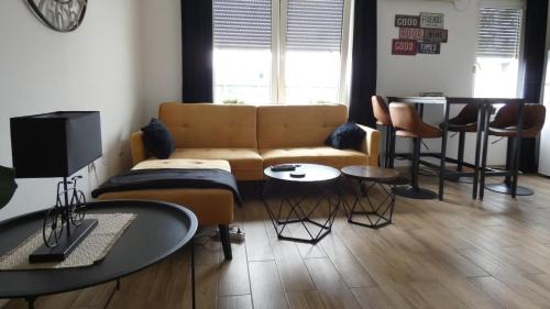 een woonkamer met een bank en een tafel bij Skyloft Zagreb in Zagreb