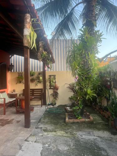 un patio con un montón de plantas y una mesa en Hostel Guirlanda, en Río de Janeiro