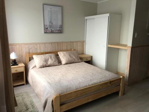 een slaapkamer met een bed met 2 kussens erop bij CABAÑAS ANAHUAC in Puerto Montt