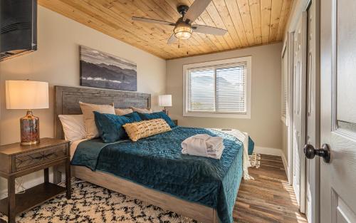 sypialnia z łóżkiem i wentylatorem sufitowym w obiekcie Morning Vista w mieście Gatlinburg