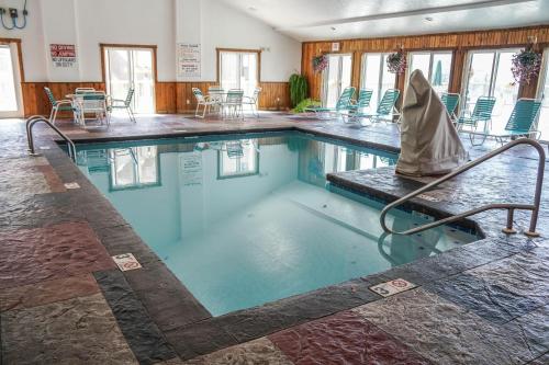 una gran piscina con sillas y mesas en Morning Vista, en Gatlinburg