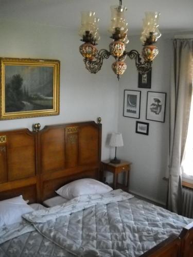 a bedroom with a bed and a picture on the wall at Zimmer Solothurn Doppelbett in Luterbach
