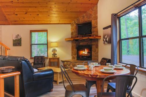 ブロークン・ボウにあるThe Trail House at Eagle Ridge cabinのリビングルーム(テーブル、暖炉付)