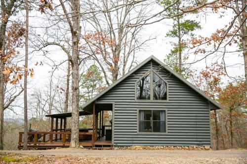 ブロークン・ボウにあるThe Trail House at Eagle Ridge cabinの小灰色の家