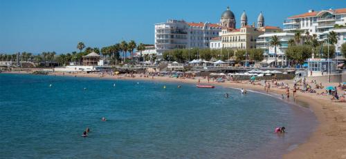 Charmant studio face au port Santa Lucia avec piscine et parking privé