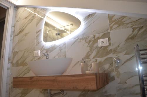 bagno con lavandino e specchio di Il Palazzotto a Castel di Sangro