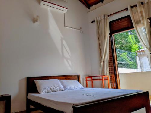 Kama o mga kama sa kuwarto sa Serendip Villa&Home Stay Talalla Sri Lanka