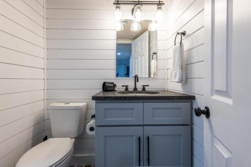 W łazience znajduje się toaleta, umywalka i lustro. w obiekcie Mountain Twilight w mieście Gatlinburg