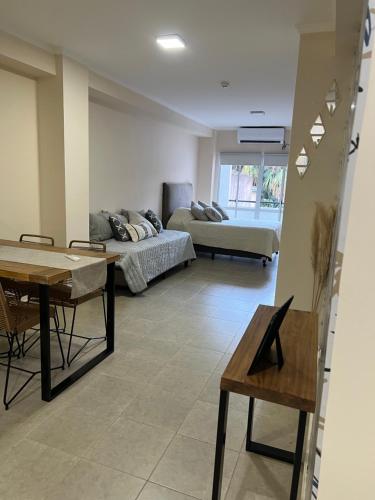 a living room with a couch and a table at Espectacular departamento en pleno centro in Resistencia